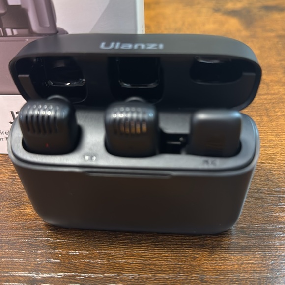 Ulanzi J12 Wireless Lavalier Microphone for iphone iPad, 2in1 PlugN'Play Mic - Picture 2 of 6